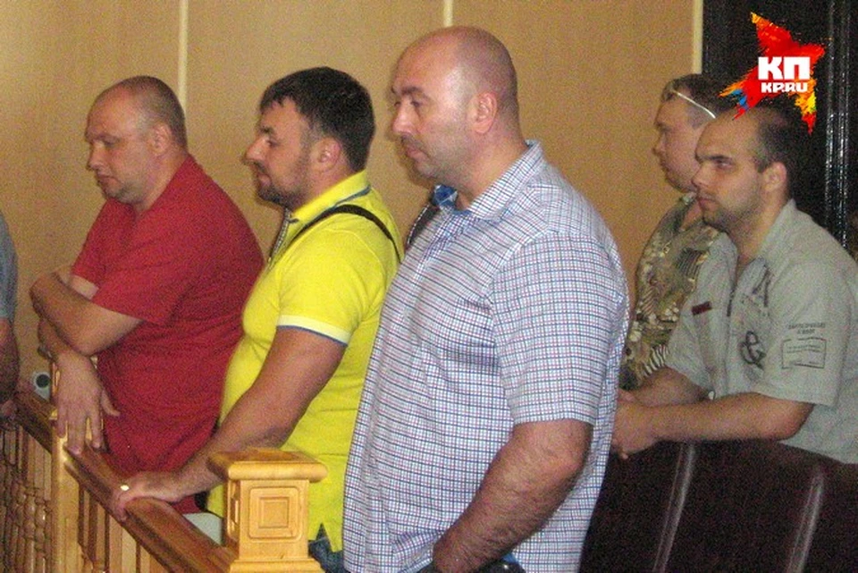 Спокойно обвиняемые стояли недолго, больше предпочитали общаться друг с другом.