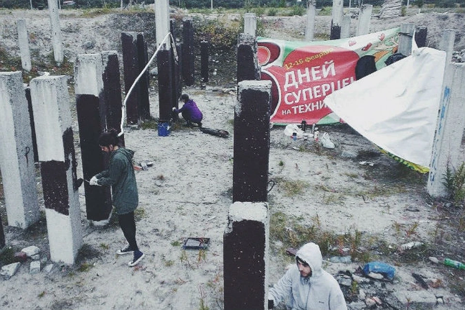 Креативные северяне нашли, как использовать заброшенные бетонные сваи. Они станут основой для волны. Фото: vk.com/volnamurmana