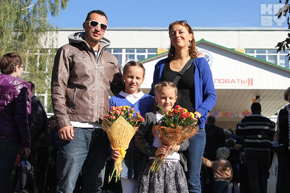 Виталий Артист из "Без билета" и его жена Таня Кушнер привели своих дочерей в обычную минскую среднюю школу.