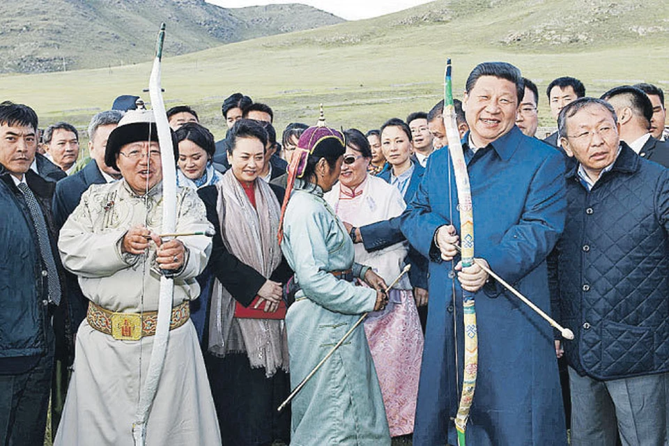 У президента Монголии (с луком слева) новая цель - вернуть Россию в его страну. У президента КНР (справа с луком) цель старая - сама Монголия.