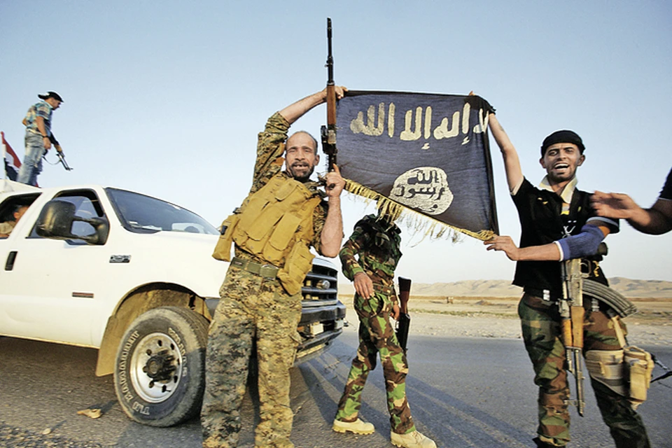 Воины исламской армии ИГИЛ в Ираке. США и их союзники теперь не знают, что им делать с той «свободой и демократией», которые они насадили в стране.
