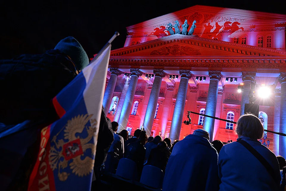 Наш колумнист недоумевает: как можно было в День города разделить публику у Театральной площади на привилегированную и "ненужную"