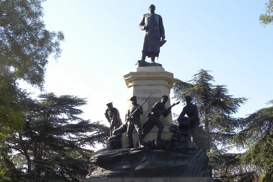 В Севастополе много памятников героям героической обороны.