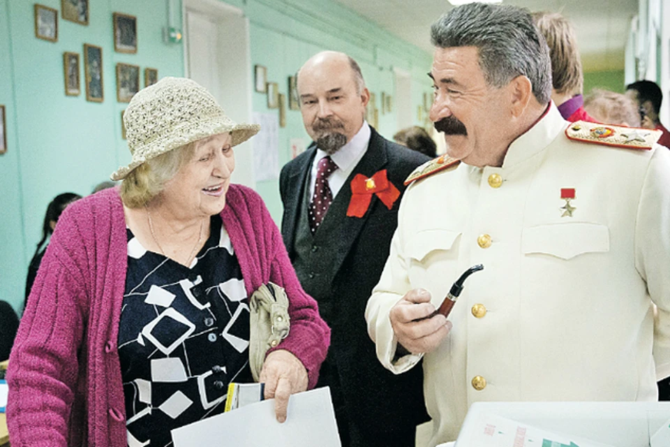 Двойники политических лидеров Ленина и Сталина в качестве наблюдателей на выборах в Московскую городскую Думу.