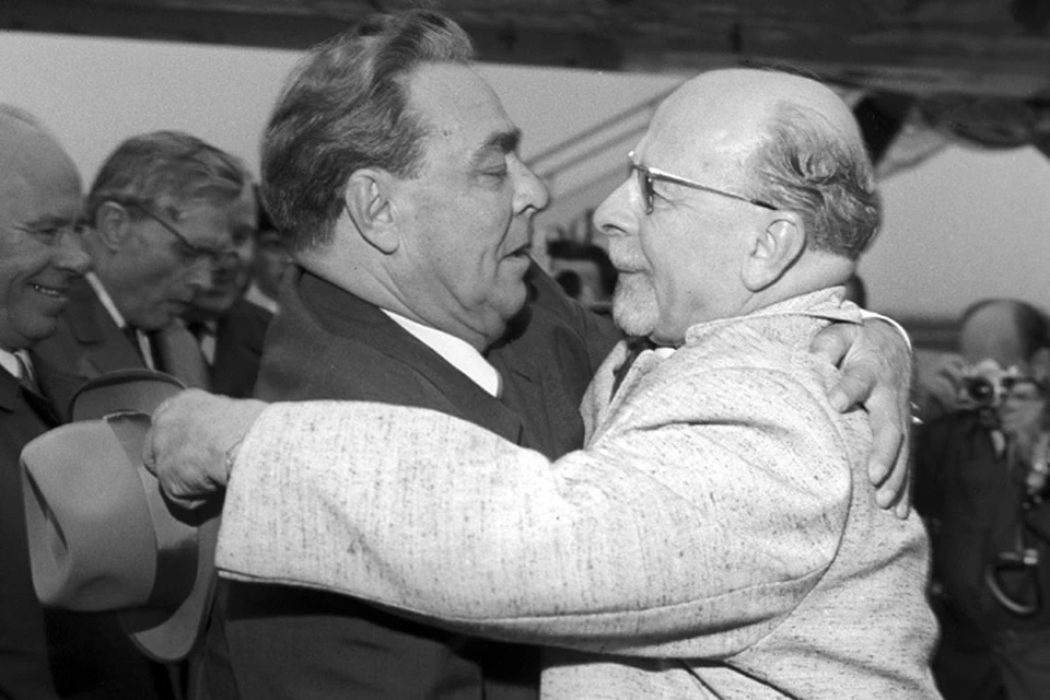 Современные политики навсегда отказались от поцелуев, коими явно злоупотребляли как сам Брежнев, так и соратники Леонида Ильича
