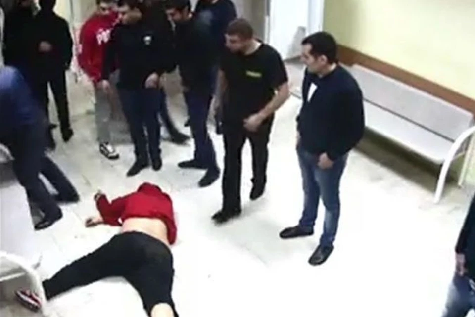 Более 30 агрессивно настроенных молодых людей и принялись избивать Ларионова прямо в приемном покое больницы