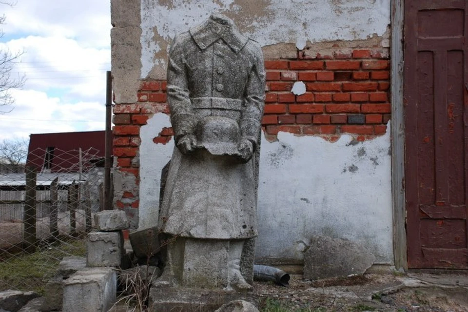 До 1972 года памятник стоял возле кирхи в поселке Славское.
