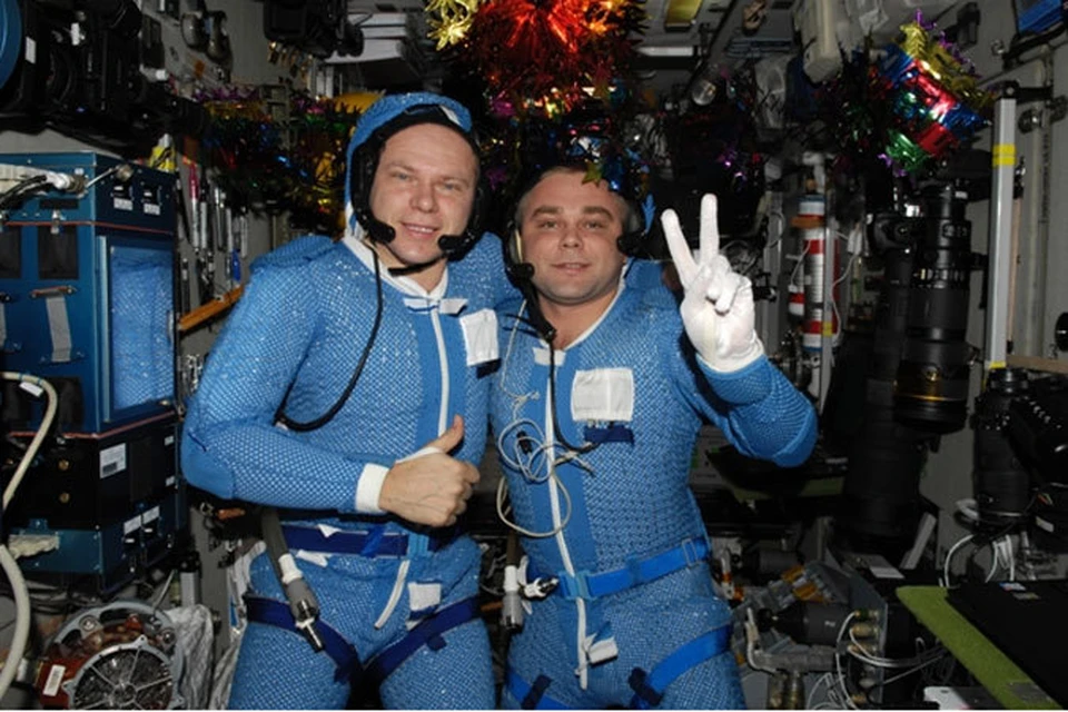 Максим Сураев (справа)  и Олег Котов готовятся к выходу в открытый космос
