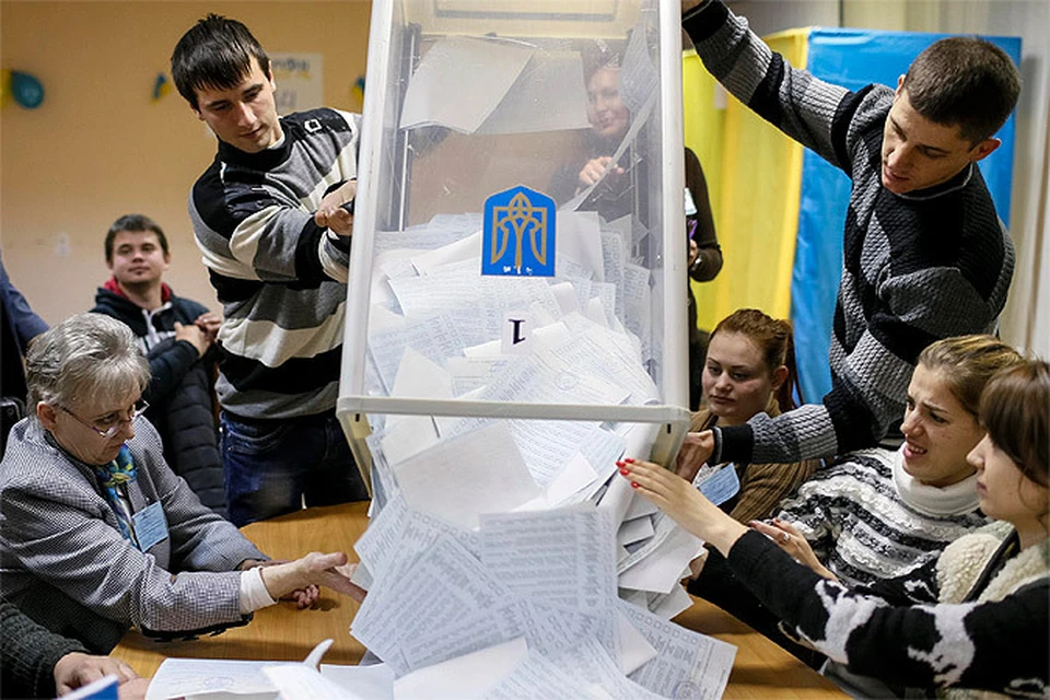 После подсчета ЦИК Украины 83,18% протоколов по партийным спискам «Народный фронт» премьера Арсения Яценюка набирает 22,0%, президентский «Блок Петра Порошенко» - 21,63%.