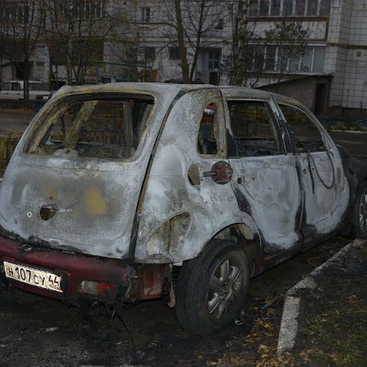 В Костроме двое парней обчистили и сожгли два автомобиля - KP.RU