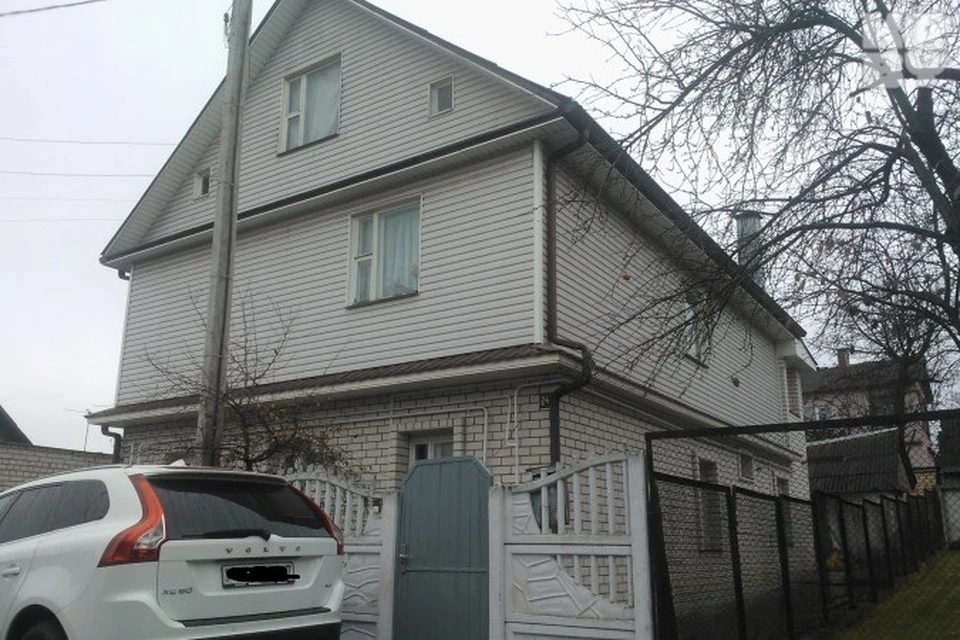 В этом злополучном доме на втором этаже разыгралась первая трагедия.
