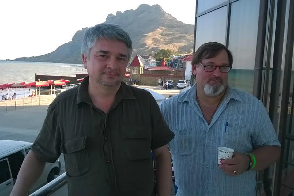 Украинский полит эмигрант политолог Ростислав Ищенко (слева) и невыездной из Киева журналист Владимир Скачко встретились в российском Крыму.