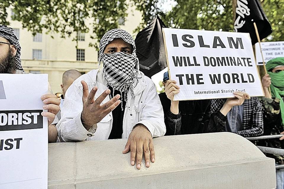 «Ислам будет господствовать в мире!» - с таким плакатом мусульмане вышли на демонстрацию в... центре Лондона.