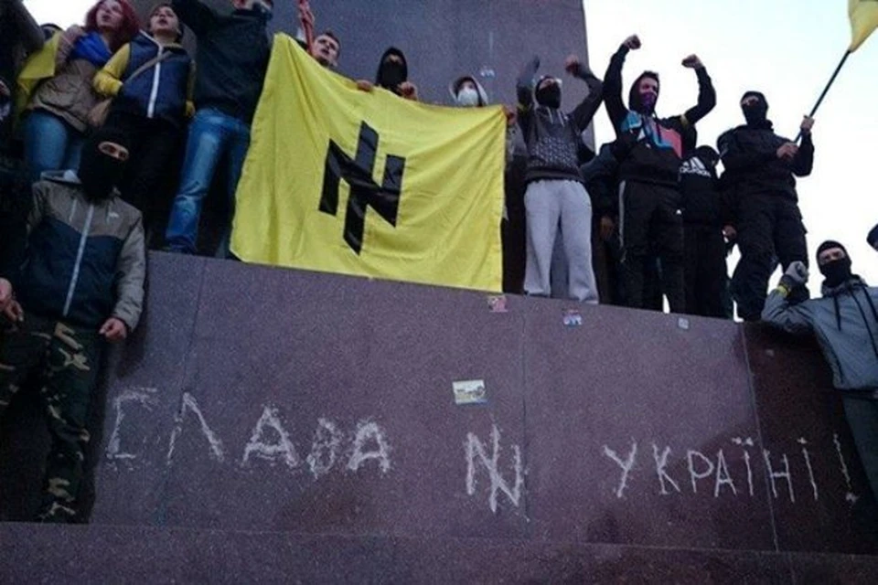 В сентябре в Харькове националисты высверлили на постаменте памятника Ленину надпись "Слава Украине!"