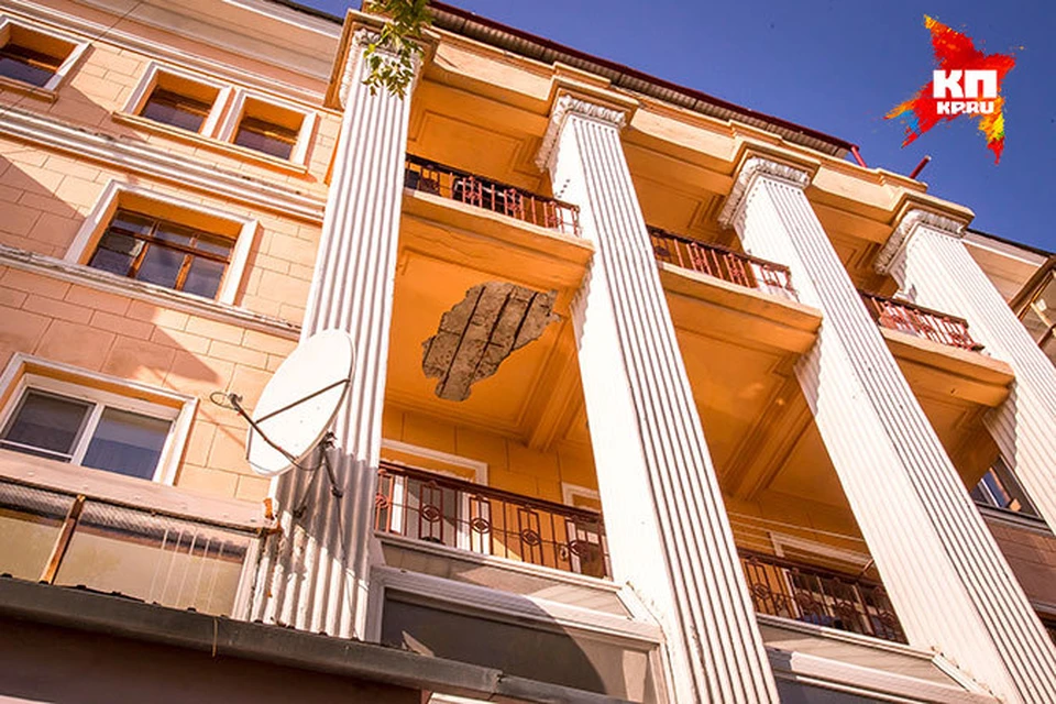 У этого дома на площади Дзержинского эффектная архитектура, но беда с состоянием балконов.
