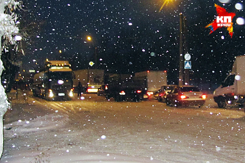 Грузовики серьезно осложнили жизнь кировским автомобилистам.