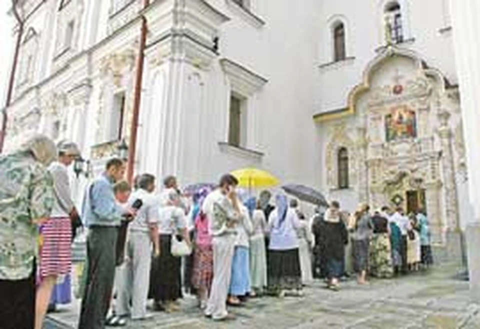 Православные верующие ждут своей очереди, чтобы поклониться раке со святыми мощами Иоанна Крестителя (Киев).
