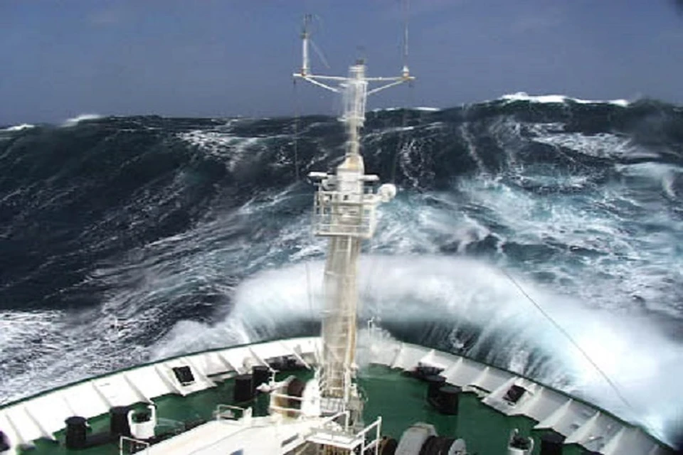 Волна высотой около 20 м (съемка с борта научно-исследовательского судна).