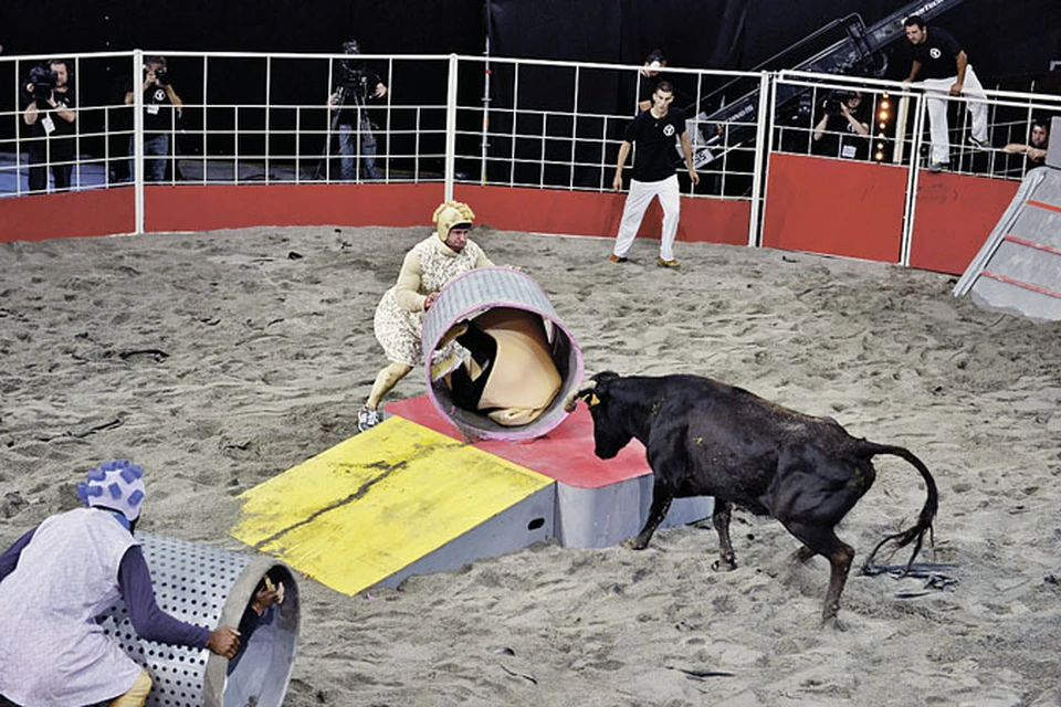 Ведущий шоу заметил, что к финалу быки стали очень злыми. Как будто зверюг специально готовили к решающей схватке.