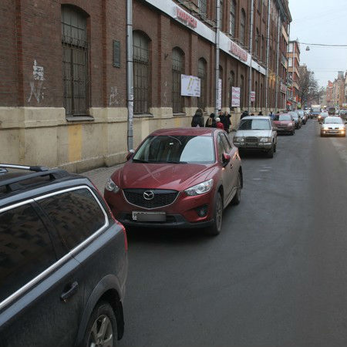 Заложники эвакуатора: в Петербурге на штрафстоянку увезли машину с двумя  детьми - KP.RU