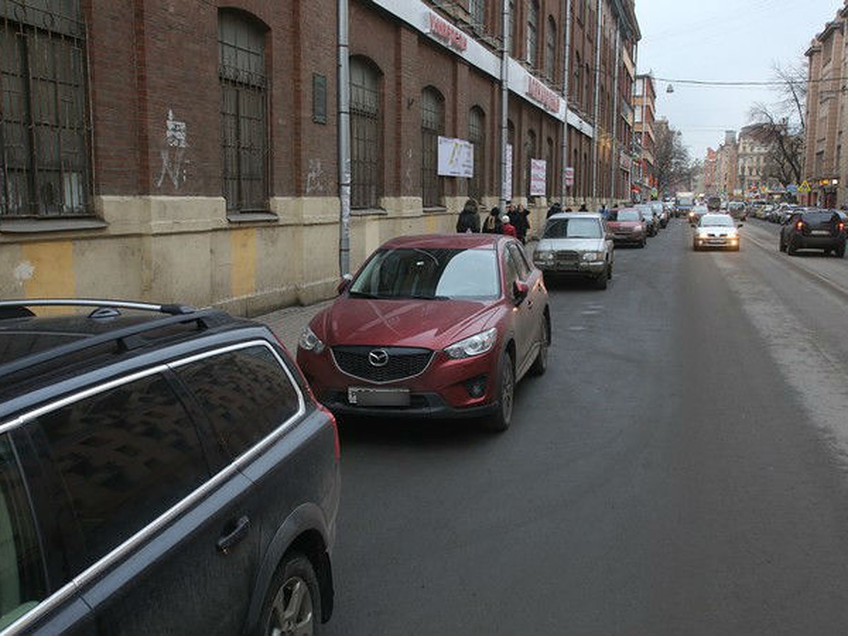 Заложники эвакуатора: в Петербурге на штрафстоянку увезли машину с двумя  детьми - KP.RU