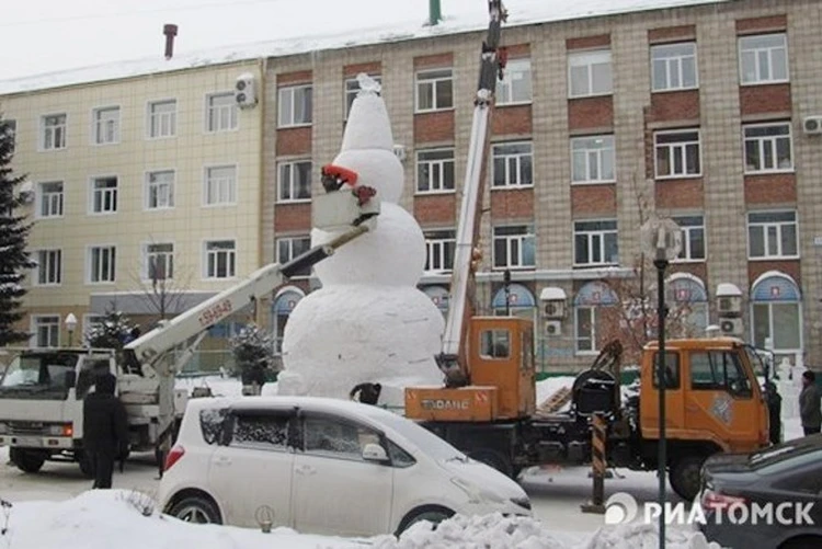 В Томске слепили самого большого снеговика в России