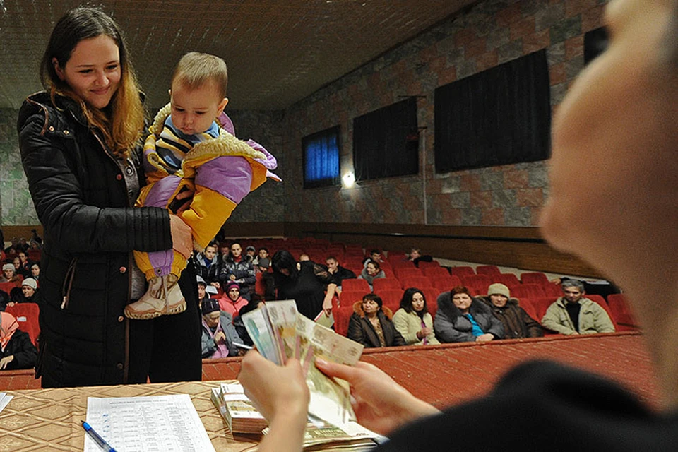 Беженцы с Украины получают социальные выплаты в одном из пунктов временного размещения в Ростовской области.