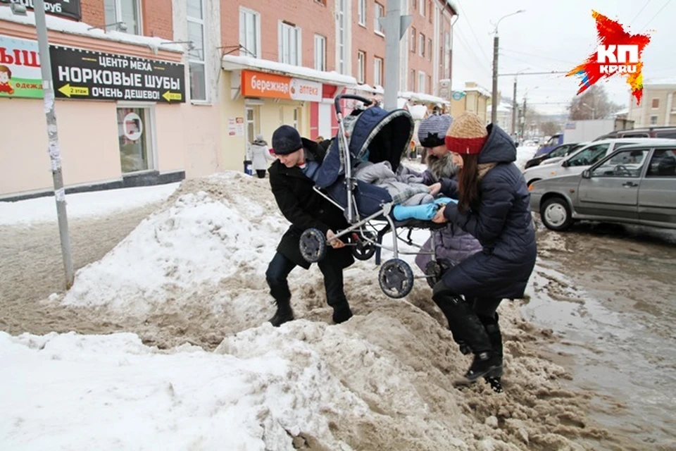 «Комсомолка» измерила «глубину» снега на тротуарах Ижевска