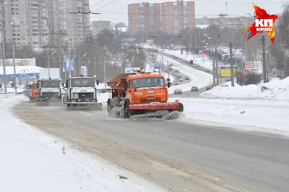 Жители Ижевска заказывают технику и сами чистят дворы от снега
