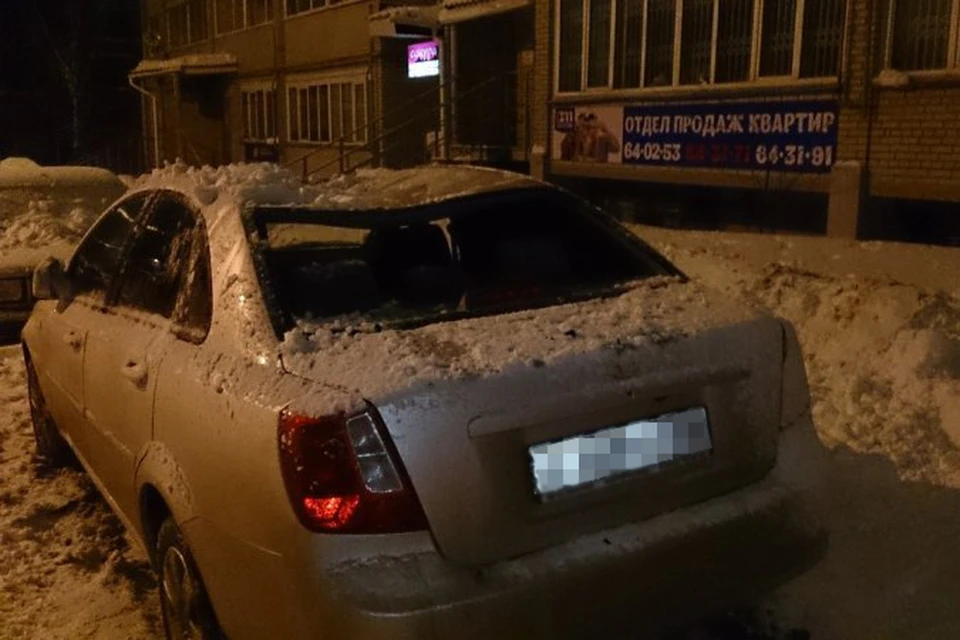 Ижевчанин судится с коммунальщиками из-за упавшего на его авто снега. Фото: Ирина Хадеева из группы https://vk.com/udmurtiya18rus