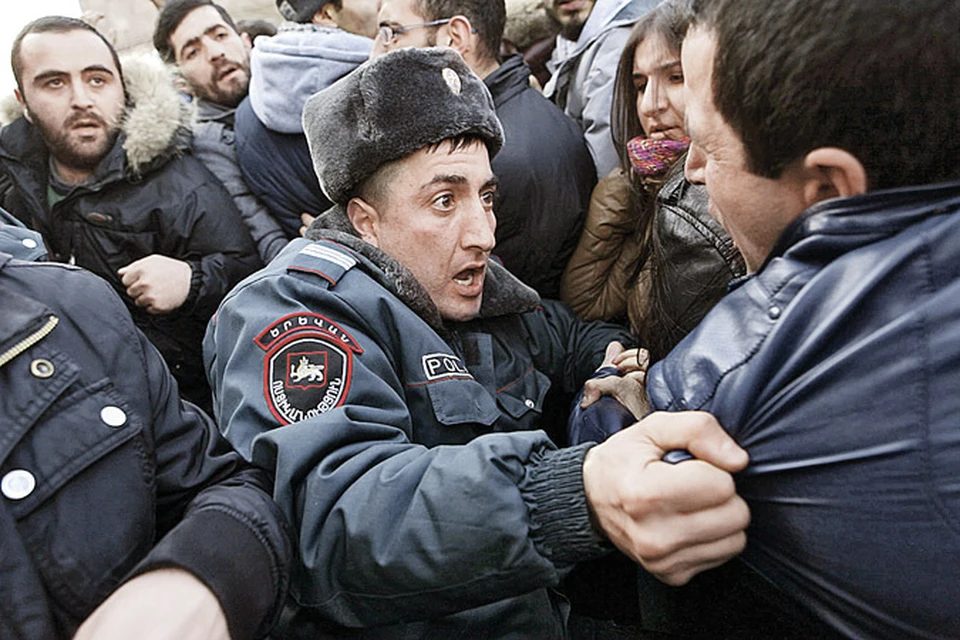 Гюмрийская полиция защищает российское консульство в Гюмри от демонстрантов, требующих выдать подозреваемого Армении.
