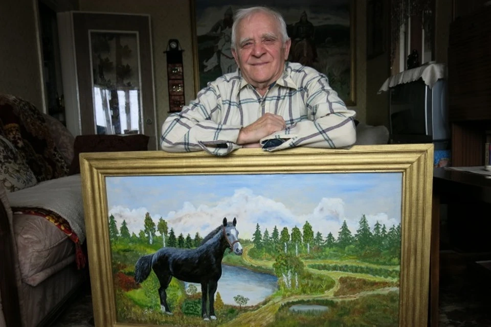 Иван Максимович с детства очень любит рисовать. Одна из последних его работ – «Лошадь». Ветеран говорит, что и рамы для своих картин он делает сам.