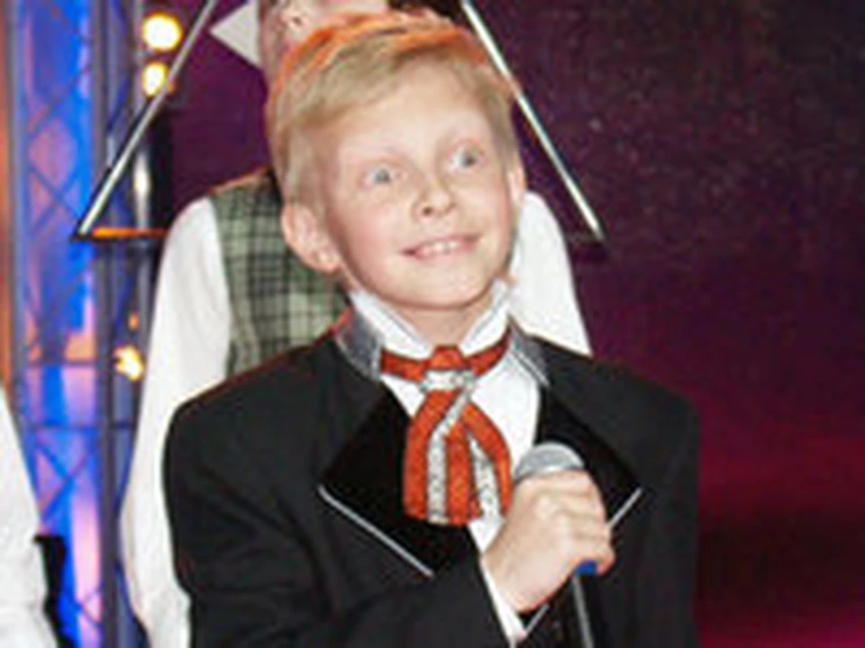 Волшебный кролик рисует мелом нолик