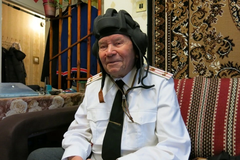 Борис Петрович демонстрирует танковый шлем. Говорит, что когда надевает его, вспоминает все, через что пришлось пройти во время войны.