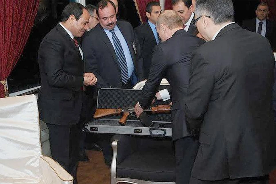 Владимир Путин подарил президенту Египта автомат Калашникова ижевского производства. Фото: соцсети