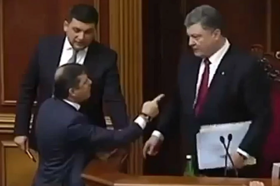 На заседании Верховной рады лидер Радикальной партии Украины Олег Ляшко прогнал с трибуны самого президента Петра Порошенко.