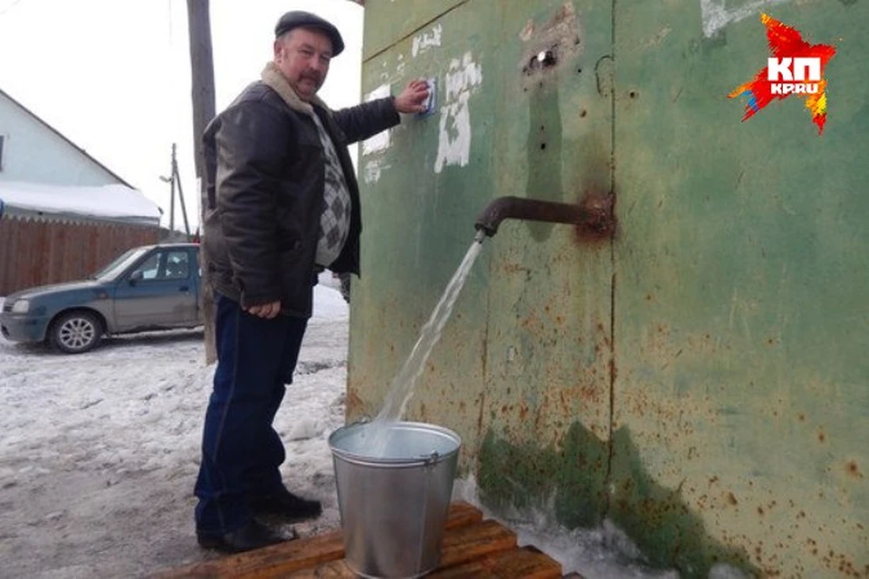 Вода народу. Колонка с питьевой водой по карточкам. Водяная колонка в деревне по карточке. Рабочие колонки с водой в Тавде. Военные выдают воду выдачи воды.