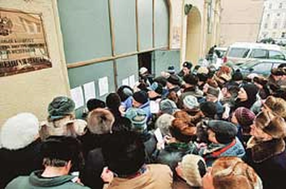 Февраль 2003 года. Сотни обманутых вкладчиков штурмуют Следственный комитет МВД, чтобы подать заявление на Мавроди.