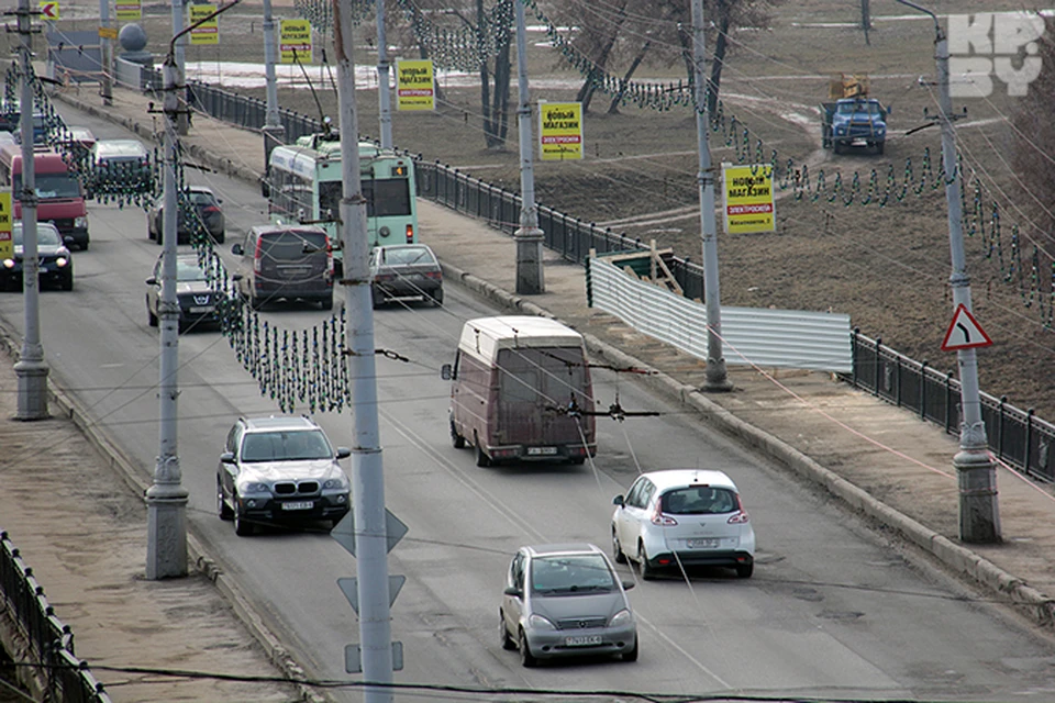 Сейчас место провала огородили временным забором.