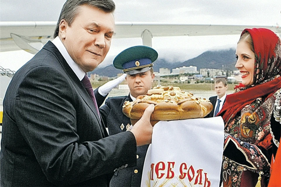 Янукович пытался откусить кусок от российского пирога, но при этом поглядывал на Запад. Парадоксально, но позиция «и нашим и вашим» помогала сохранять целостность Украины. Фото: УНИАН