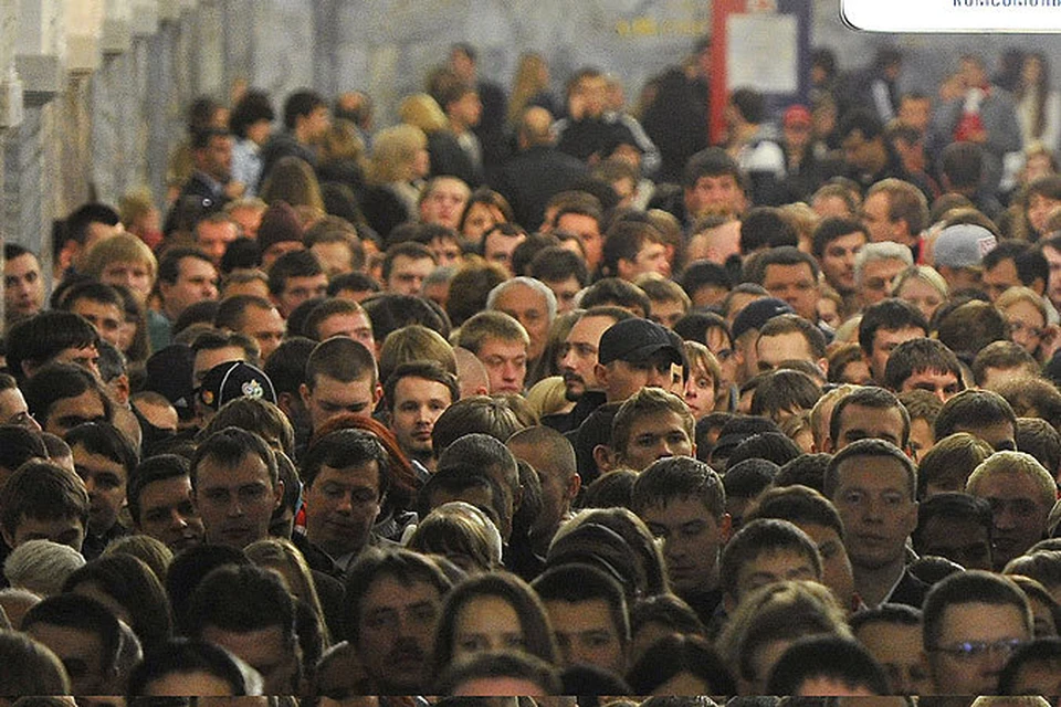 Перекрытие оранжевой ветки толпы людей.