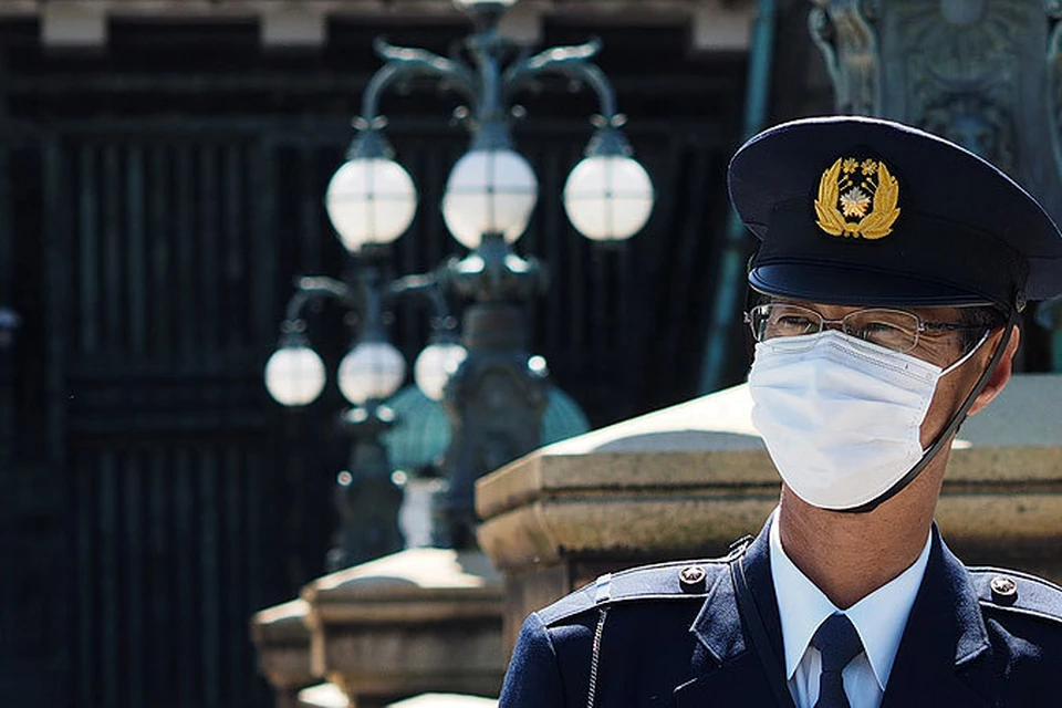 Полицейский на улице японской столицы