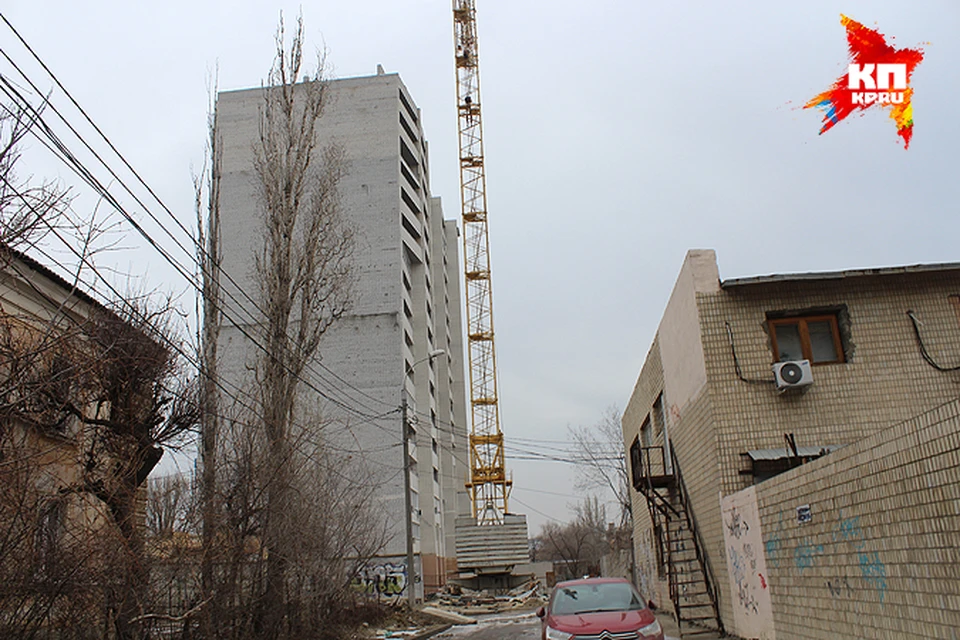 Эту семнадцатиэтажку на Козловской строили 11 лет. И до сих пор люди не могут заселиться в купленные квартиры.