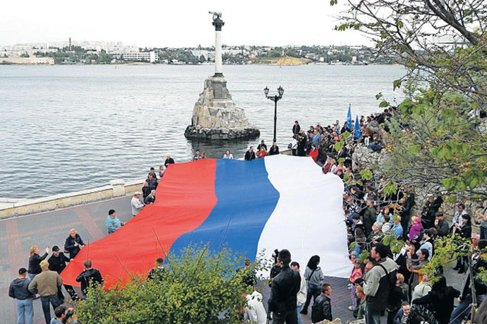 Весной 2014 года российский флаг стал главным символом Севастополя вместе со знаменитым памятником Затопленным кораблям.