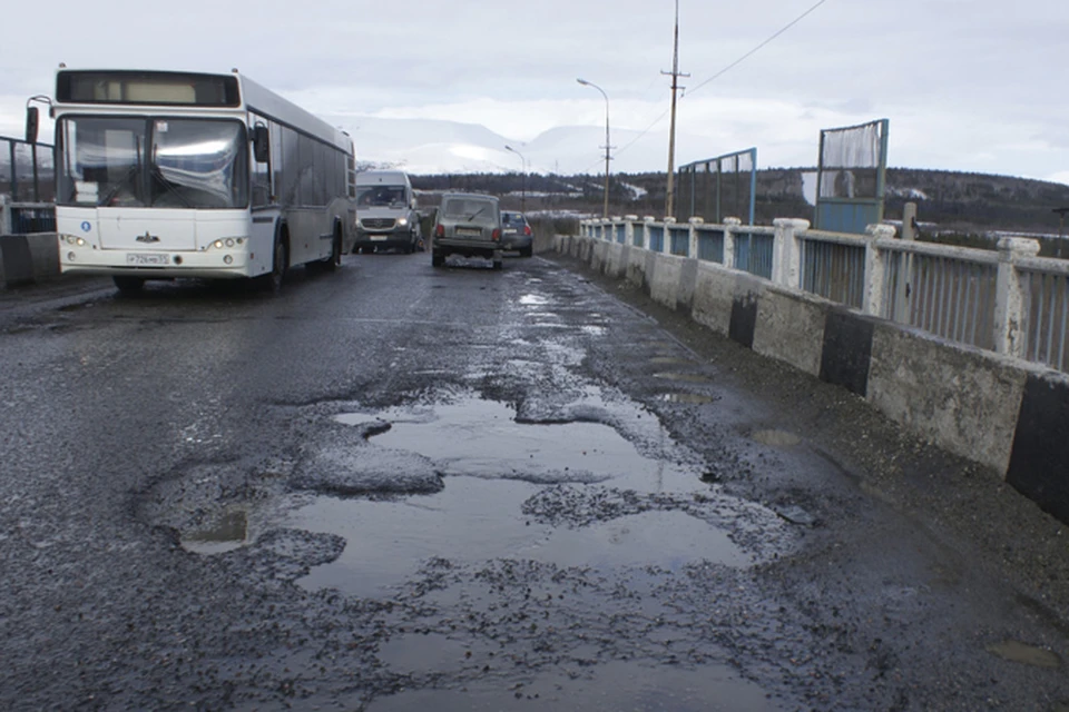 То, что путепровод, ведущий в поселок Белоречный, нуждается в ремонте сомневаться не приходится.
Фото: ХибИнформБюро