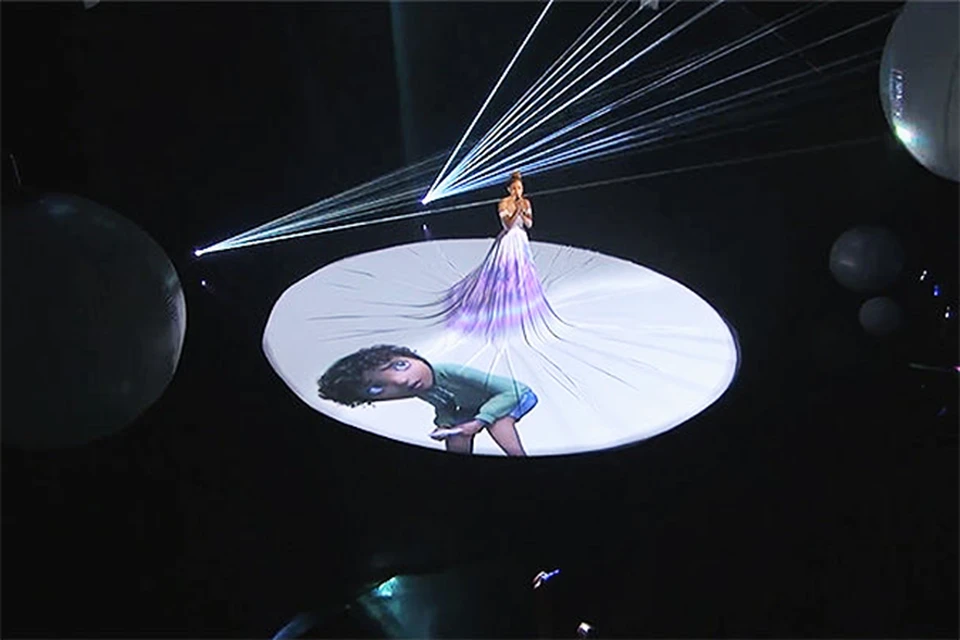 Дженнифер Лопес произвела фурор своим платьем-проектором. Фото - кадр из видеозаписи выступления