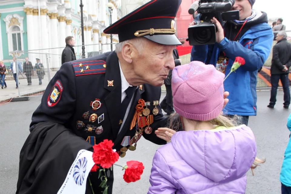 Последние дни в некоторых СМИ появилась информация со ссылкой на заместителя мэра Москвы Леонида Печатникова о том, что приезжающих в Москву 9 мая по собственной инициативе ветеранов не пустят на юбилейный парад на Красной площади.