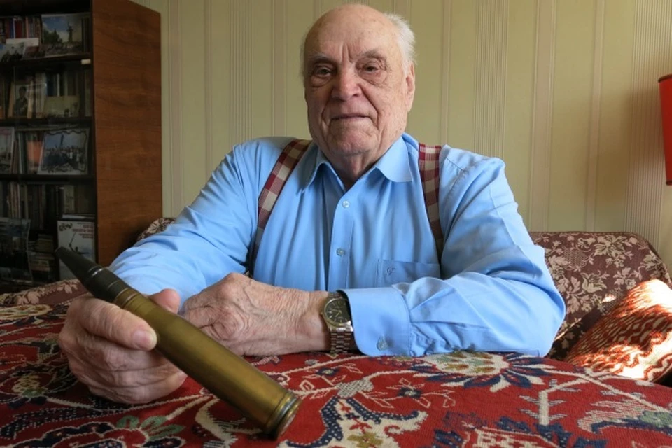 Валентин Николаевич показывает 37-миллиметровый снаряд от зенитной пушки, который он нашел на аэродроме Девау 7 апреля 1945 года, взял на память и теперь хранит дома (снаряд, конечно, обезврежен).