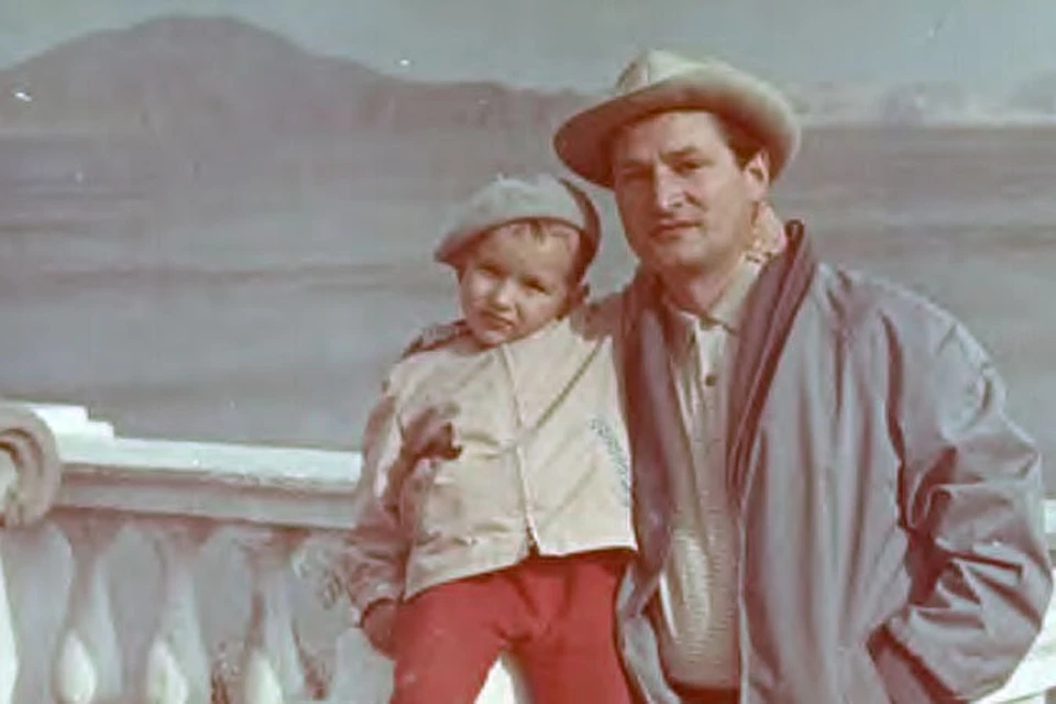 Поэт Владимир Харитонов с сыном Васей в Крыму в 1964 году.
Фото: личный архив
