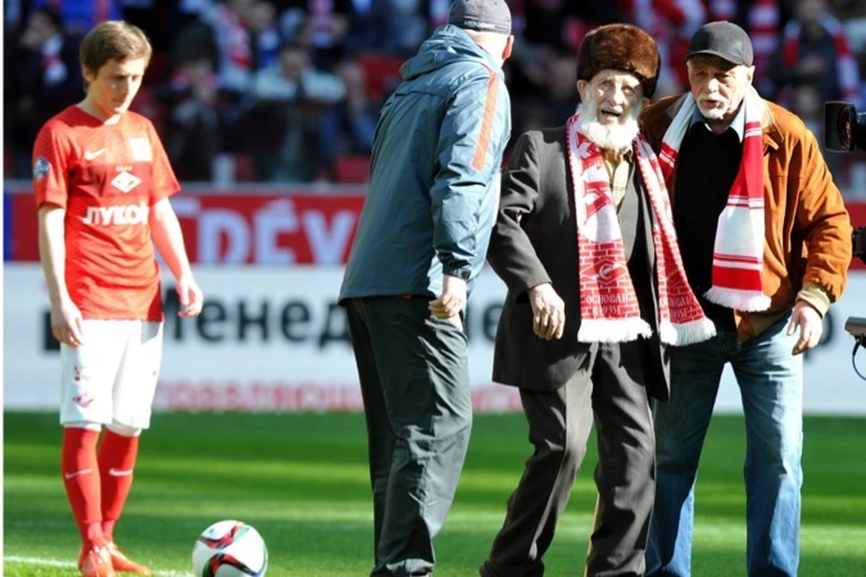 Отто Фишер (второй справа) сделал символический удар по мячу в матче "Спартак" - "Динамо".
